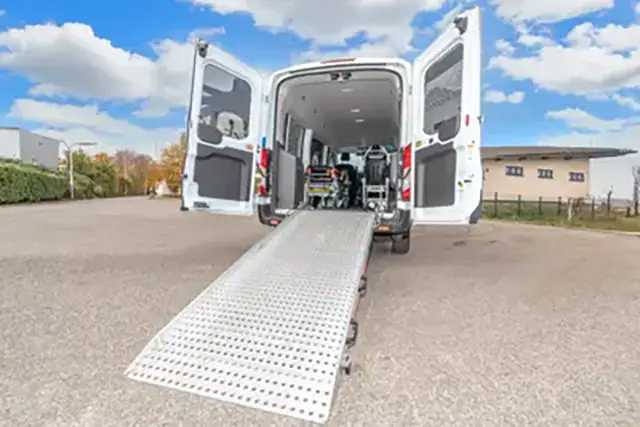 moving-krankenfahrdienst-fahrzeug-rampe